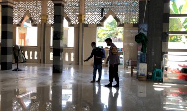 Jelang-Ramadhan-Polres-Alor-Lakukan-Penyemprotan-Disinfektan-Ke-Masjid