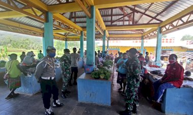 Patroli-gabungan-TNI-POLRI,-Sekaligus-Melaksanakan-Pengamanan-Pasar-Apui