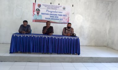 Kapolsubsektor-Dampingi-Camat-Pureman-Salurkan-BLT