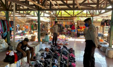 Laksanakan-Patroli-dan-PAM-Pasar,-Waka-Polsek-Pantar-Beri-Himbauan-Kamtibmas-dan-Prokes