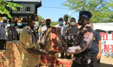 Satbrimoda-NTT-Serahkan-Bantuan-Dari-Dankorbrimob-Polri-di-Desa-Mata-Air