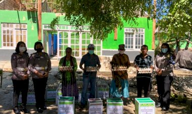 Polwan-Ditlantas-Polda-NTT-Salurkan-Bansos-Korlantas-Polri-di-Dua-Desa