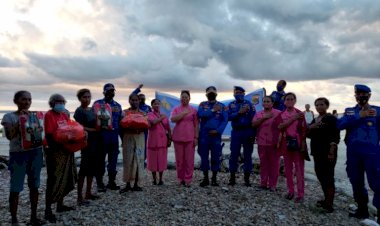 Polri-Peduli-NTT,-Ditpolairud-Polda-NTT-Kembali-Bagikan-Ratusan-Paket-Kemanusiaan-di-Tablolong