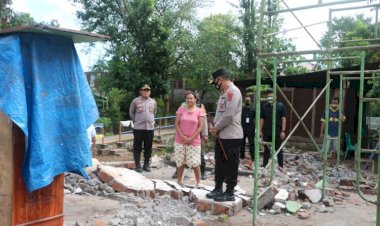 Patroli-kemanusiaan-Kapolda-NTT-Tinjau-dan-Salurkan-Bantuan-Kepada-Masyarakat-Terdampak-Bencana-Siklon-Tropis-Seroja-di-Kota-Kupang