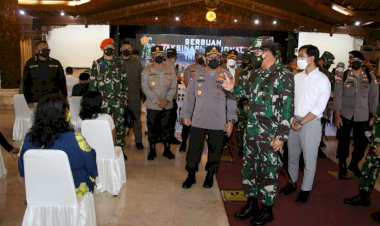 Panglima-TNI-dan-Kapolri-Tinjau-Serbuan-Vaksinasi-di-Solo