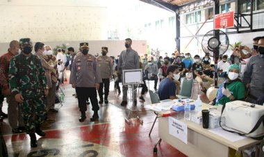 Panglima-TNI-dan-Kapolri-Tinjau-Vaksinasi-di-Pesantren-Minhaajurrosyidiin-Jaktim