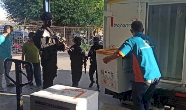 Personel-Gabungan-Polda-NTT-Kawal-Ketat-Rangkaian-Penjemputan-Vaksin-Covid-19