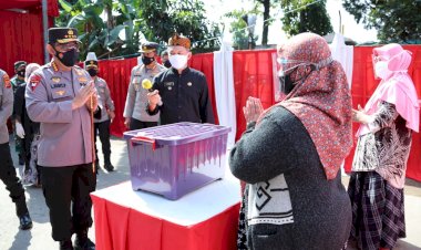 Kapolri-Sebar-Ribuan-Bansos-untuk-Warga-Terdampak-PPKM-Darurat-di-Bandung