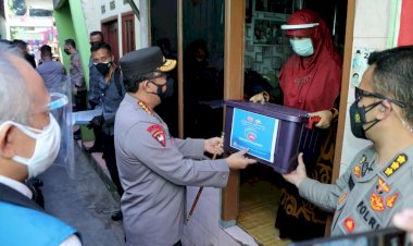 Kapolri-Instruksikan-Jajarannya-Percepat-Distribusi-Bansos-PPKM-Darurat-ke-Warga