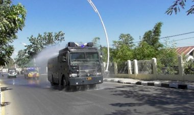 Cegah-Penyebaran-Wabah-Covid-19,-Tim-Gabungan-Polda-NTT-Lakukan-Penyemprotan-Disinfektan-di-Pusat-Keramaian