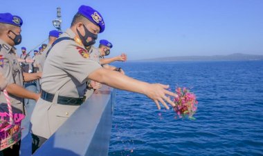 Peringati-Hari-Bhayangkara-yang-ke-75,-Kapolda-NTT-Pimpin-Upacara-Tabur-Bunga-di-Laut