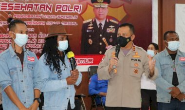 Ketika-Kapolda-NTT-Irjen-Pol-Drs.-Lotharia-Latif-Bercanda-Santai-dengan-Kaboax