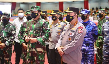 Tinjau-Vaksinasi-di-Kaltim,-Kapolri-Minta-Warga-Mau-Dirawat-di-Tempat-Isolasi-Terpusat