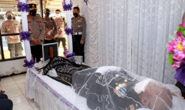 Beri-Penghormatan-Terakhir,-Kapolda-NTT-Melayat-ke-Rumah-Duka-AKP-Alexander-Djawa