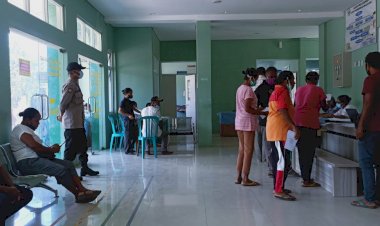 Kapolsubsektor-Muriabang-Polsek-Panbar-Bersama-Babinsa-Laksanakan-Pengamanan-Vaksinasi