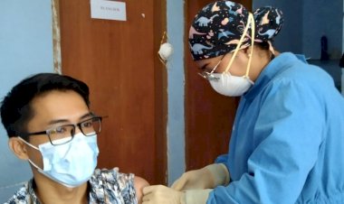 Personil-Polsek-ATU-Laksanakan-Pengamanan-Vaksinasi