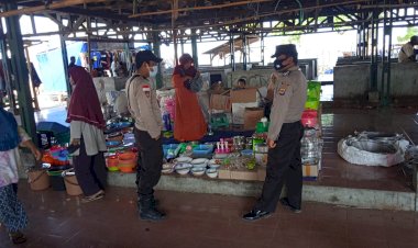 Antisipasi-Kerawanan-Kamtibmas,-Personil-Polsek-Pantar-Laksanakan-Sambang-dan-Patroli-di-Pasar