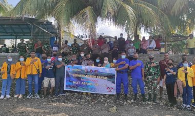 Jelang-HUT-ke-71-Polairud-Polres-Alor-Gelar-Gotong-Royong-Bersihkan-Sampah-di-Pesisir-Pantai