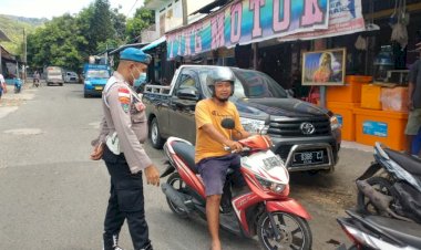 Gelar-operasi-Zebra,-Personil-Polres-Alor-Bagikan-Masker-ke-warga-masyarakat-yang-tidak-menggunakan-Masker