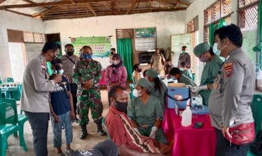 Polres-Alor-gelar-vaksin-di-desa-Mataru-utara