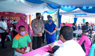 Tinjau-Gerai-Vaksinasi-TNI-Polri-di-Ende,-Kapolda-NTT-Semangati-Warga-Masyarakat-Agar-Tetap-Menjaga-Prokes