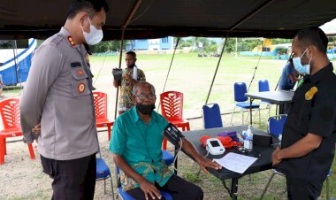 Demi-Percepatan-Vaksinasi-Covid-19,-Polres-Alor-Gelar-Vaksinasi-Di-Lapangan-Mini-Kalabahi