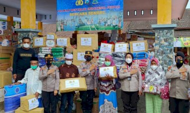 Peduli-Korban-Erupsi-Semeru,-Polwan-RI-Salurkan-Bansos-dan-Gelar-Trauma-Healing