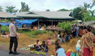 Personil-Polsek-Pantar-Barat-Datangi-Pasar,-Berikan-Himbauan-Prokes