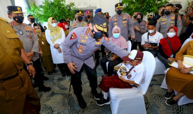 Tinjau-Vaksinasi-Serentak-se-Indonesia,-Kapolri-Instruksikan-Akselerasi-ke-Lansia-dan-Anak-Anak