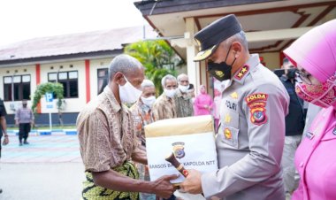 Beri-Bansos-Kepada-Masyarakat-Terdampak-Covid-19,-Kapolda-NTT:-Semoga-Bermanfaat