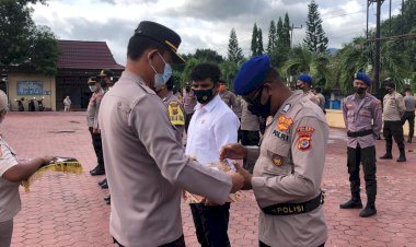 Kapolres-Alor-Berikan-Reward-Kepada-Personil-Yang-Bntu-Percepatan-Vaksinasi-Di-Kab.-Alor