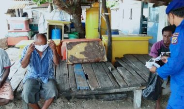 Personel-Ditpolairud-Polda-NTT-Ingatkan-Warga,-Gunakan-Masker-Saat-Beraktivitas-Agar-Terhindar-Dari-Penyebaran-Covid-19