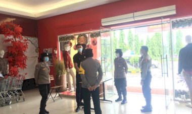 Antisipasi-Varian-Omicron,-Personel-Ditbinmas-Polda-NTT-Beri-Imbauan-Prokes-kepada-Pengunjung-Mall