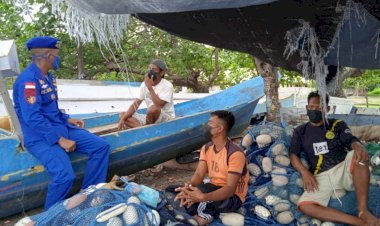 Patroli-Sambang-di-Wilayah-Pesisir-Sikka,-Personel-Ditpolairud-Polda-NTT-Imbau-Warga-Bersama-Jaga-Kamtibmas