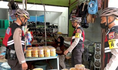 Antisipasi-Varian-Omicron,-Personel-UPRC-Ditsamapta-Polda-NTT-Berikan-Imbauan-Prokes-kepada-Pedagang