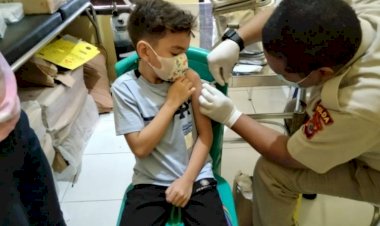 Dukung-Program-Vaksinasi,-Biddokkes-Polda-NTT-Berikan-Pelayanan-Vaksinasi-kepada-Anak-Anak