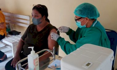 Dukung-Program-Pemerintah,-Tim-Vaksinator-RS-Bhayangkara-Kupang-Terus-Beri-Pelayanan-Vaksin-Covid-19-Bagi-Masyarakat