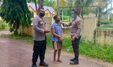 Upaya-Mengurangi-Resiko-Terpapar-Covid-19,-Personel-Ditbinmas-Polda-NTT-dan-Polsek-Kupang-Barat-Bagi-Masker-dan-Edukasi-Masyarakat-Kelurahan-Batakte