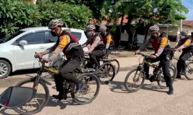 Dengan-Bersepeda,-Personel-Unit-Turjawali-Ditsamapta-Polda-NTT-Sambangi-Warga-Masyarakat