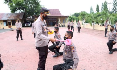 Kapolres-Alor-Pimpin-Apel-Tradisi-Penyambutan-dan-Penerimaan-Bintara-Baru-di-Lingkungan-Polres-Alor