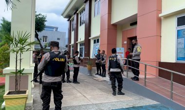 Polres-Alor-Kerahkan-82-Personel-Amankan-Sidang-Putusan-Praperadilan-Mantan-Kepala-Dinas-Pendidikan-Kab.-Alor