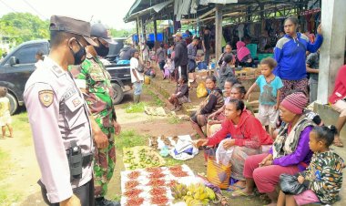 Tingkatkan-Sitkamtibmas-yang-aman,-Personel-Polsek-Alor-Selatan-Lakukan-Patroli-Sambang-ke-Pasar