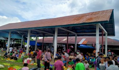 Antisipasi-Keramaian-Pasar,-Anggota-Polsek-Alor-Selatan,-Polres-Alor-Berikan-Pengamanan-dan-Himbauan-Prokes