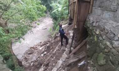 Bhabinkamtibmas-Desa-Tapang-Semadak-Himbau-Warga-Tetap-Waspada-Akibat-Curah-Hujan-Yang-Tinggi