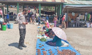Cegah-Penyebaran-Covid-19,-Polisi-Tidak-Henti-Hentinya-Berikan-Himbauan-Prokes