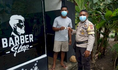 Sambangi-Warga-Bhabinkamtibmas-Berikan-Himbauan-Tentang-Protokol-Kesehatan