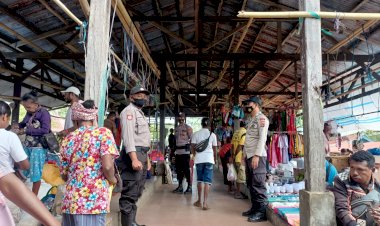 Personel-Polsek-Alor-Selatan-Laksanakan-Pengamanan-Pasar-Apui