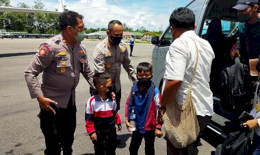 Lakukan-Prosesi-Penghormatan,-8-Korban-Penembakan-KKB-Diserahkan-ke-Keluarga