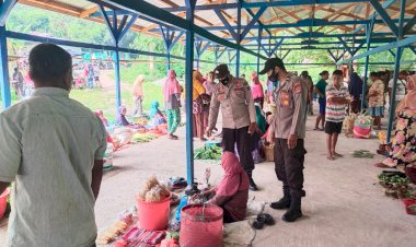 Mendatangi-Pasar-Baranusa,-Personel-Polsek-Pantar-Barat-Terus-Berikan-Himbauan-Protokol-Kesehatan