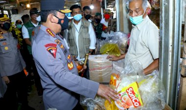 Kapolri-Turun-Langsung-ke-Pasar-Pastikan-Stok-Minyak-Goreng-Untuk-Warga-Aman